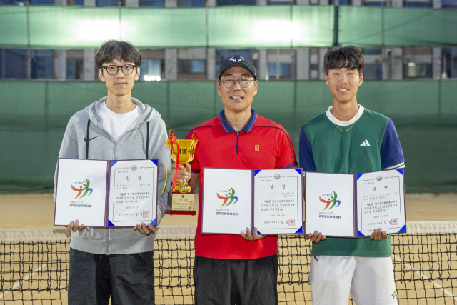 경북도민체전에서 금메달을 딴 김일남 씨(가운데)와 건이 군(사진 왼쪽), 건형 군이 트로피과 상장을 들고 기념촬영을 하고 있다. 칠곡군 제공