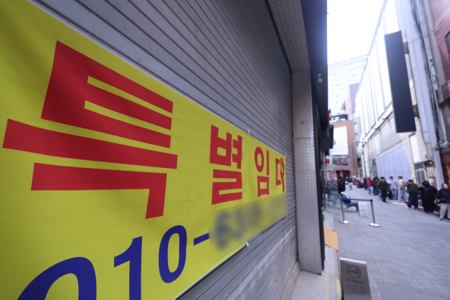 불황으로 자영업자 수가 4개월째 감소세를 보이는 한편 문을 닫는 자영업자도 늘어나며 정부에 폐업 지원을 신청한 건수가 이미 연간 목표치인 3만건에 육박하는 것으로 나타났다. 18일 통계청에 따르면 지난달 자영업자는 561만5천명으로 작년 같은 달보다 6천명 줄며 4개월 연속 감소세를 이어갔다. 또 올해 중소벤처기업부가 운영하는 