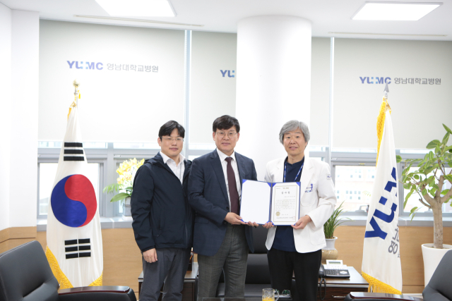 영남대의료원과 (주)예수그리스도 후기성도교회가 간병비 후원사업 1주년 성과보고회가 끝난 뒤 기념촬영을 했다. 오른쪽부터 김용대 의료원장, 조현석 예수그리스도 후기성도교회 이사, 영남대병원 배상운 교수. 영남대의료원 제공.