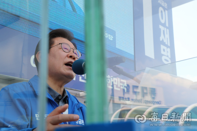 더불어민주당 이재명 대선 후보가 1일 동대구역 광장에서 열린 유세 현장에서 시민들에게 지지호소를 하고 있다. 안성완 기자 asw0727@imaeil.com