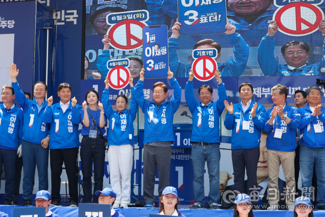더불어민주당 이재명 대선 후보가 1일 동대구역 광장에서 열린 유세 현장에서 시민들에게 지지호소를 하고 있다. 안성완 기자 asw0727@imaeil.com
