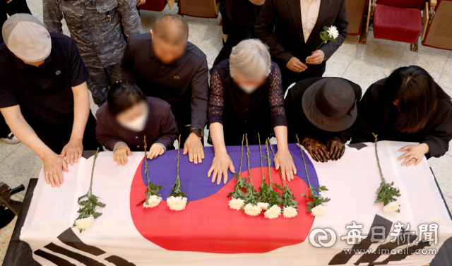 1일 포항시 남구 해군 항공사령부 강당에서 엄수된 해군 P-3CK 917호기 순직자 영결식에서 유족들이 오열하고 있다. 안성완 기자 asw0727@imaeil.com
