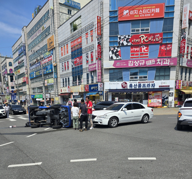 김근한 구미시의원이 1일 오후 2쯤 구평농협 사거리에서 발생한 차량 추돌 및 전복 사고 현장에서 주변 시민들과 함께 신속한 대응에 나서며 추가 피해를 막았다. 독자 제공