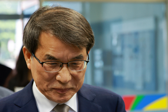 노태악 중앙선거관리위원장이 31일 회송용 봉투 접수 과정과 투표함 보관 등을 살피기 위해 서울 성동구선거관리위원회로 향하고 있다. 연합뉴스