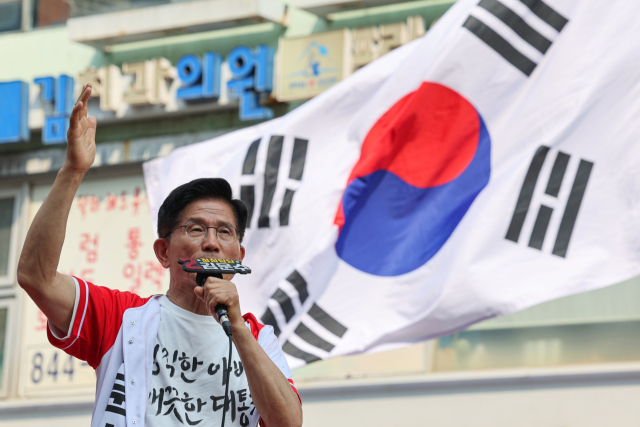 국민의힘 김문수 대선 후보가 1일 경기도 의정부시 태조이성계상 앞에서 열린 유세에서 지지를 호소하고 있다. 연합뉴스