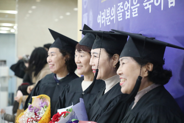 영남이공대 성인학습자 졸업생들이 졸업을 축하며 기념사진을 촬영하고 있다. 영남이공대 제공