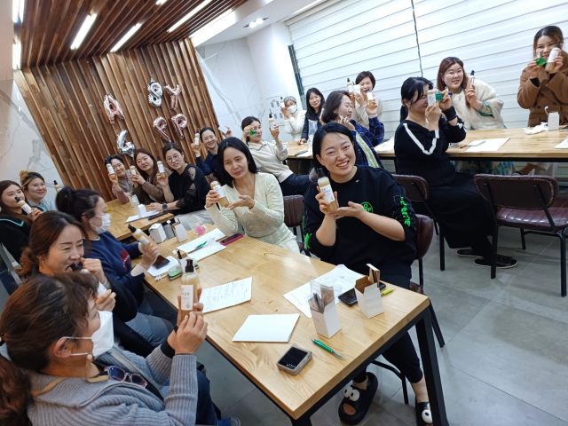수성대 개인맞춤형 아로마 향수를 개발하는 예비성인학습자의 모습. 수성대 제공
