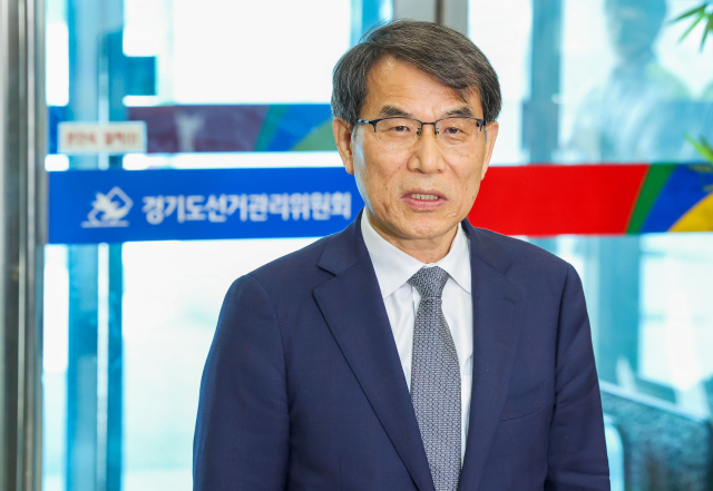 노태악 중앙선거관리위원장이 1일 경기도 수원시 영통구선거관리위원회를 방문해 제21대 대통령선거 우편투표함 및 사전투표함 보관상황 점검에 앞서 발언하고 있다. 연합뉴스