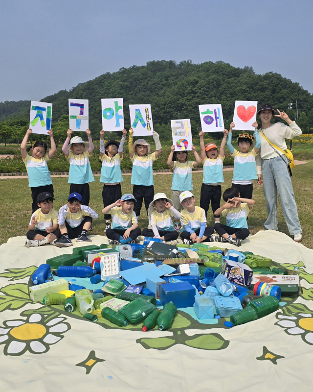 안동강남초등학교 병설유치원생들이 지난달 28일 안동 강변에서 환경정화 운동인 쓰담달리기를 추진하고 수집한 폐품들을 활용해 현장에서 