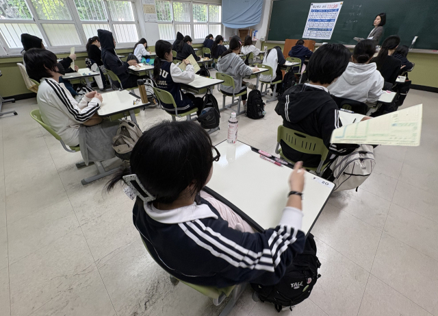 5월 전국연합학력평가가 실시된 8일 대구 수성구 대구여자고등학교 3학년 교실에서 학생들이 시험을 준비하고 있다. 연합뉴스