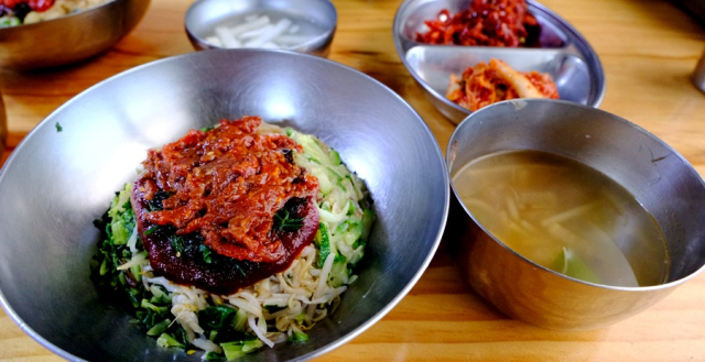 진주비빔밥의 명가 중 한 곳인 중앙시장 내