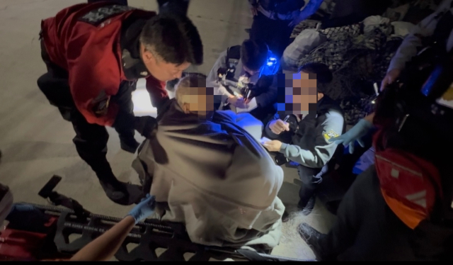 울진해경이 바다에 빠진 익수자를 구조하고 있다. 울진해경 제공