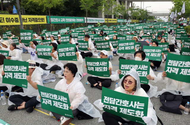 대한간호협회 소속 간호사들이 2일 정부세종청사 보건복지부 앞에서 열린 