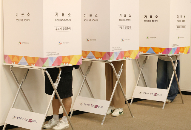제21대 대통령선거 사전투표 둘째 날인 30일 오전 대전시 서구 대전시청에 마련된 사전투표소에서 유권자들이 투표하고 있다. 연합뉴스