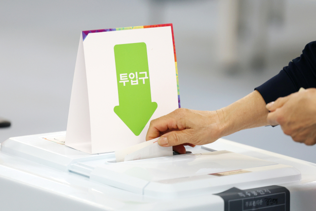 제21대 대통령선거 사전투표 이틀째인 30일 오전 광주 서구 광주학생교육문화회관에 마련된 사전투표소에서 유권자들이 투표하고 있다. 연합뉴스