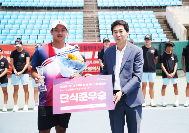 2025 ITF 대구국제남녀테니스투어대회 남자 단식에서 준우승을 차지한 박의성 선수(왼쪽). 대구시체육회 제공