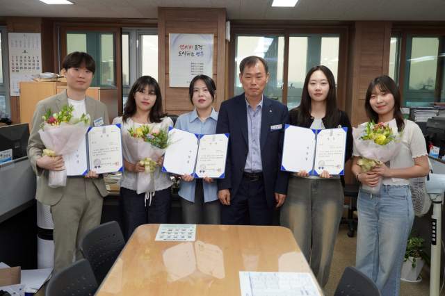 수상자들이 김한득 홍보전산실장과 기념 사진을 촬영했다. 영주시 제공
