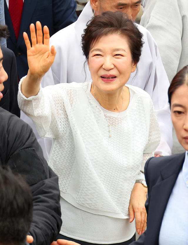 박근혜 전 대통령이 대선을 하루 앞둔 2일 오전 부산 금정구 범어사를 찾아 지지자들에게 인사하고 있다. 박근혜 전 대통령은 이날 부산·울산·경남(PK) 지역에서 공개 일정을 소화했다. 연합뉴스