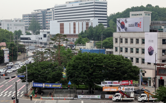 제21대 대통령선거를 하루 앞둔 2일 서울 용산 대통령실 부근 도로에 더불어민주당 이재명 후보, 국민의힘 김문수 후보, 개혁신당 이준석 후보 현수막이 걸려 있다. 연합뉴스