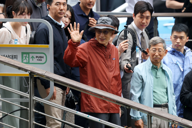 이명박 전 대통령이 청계천 복원 20주년을 맞아 2일 서울 종로구 청계천을 산책하며 시민들과 인사하고 있다. 연합뉴스