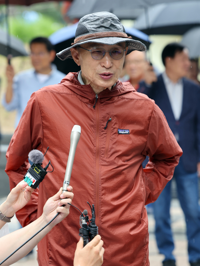 이명박 전 대통령이 청계천 복원 20주년을 맞아 2일 서울 종로구 청계천을 산책하며 기자의 질문에 답하고 있다. 연합뉴스