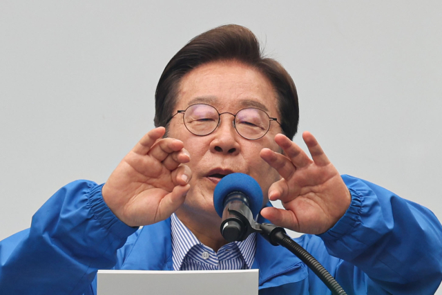 더불어민주당 이재명 대선 후보가 선거를 하루 앞둔 2일 경기 성남 분당 야탑광장에서 열린 집중유세에서 시민들에게 지지를 호소하고 있다. 연합뉴스