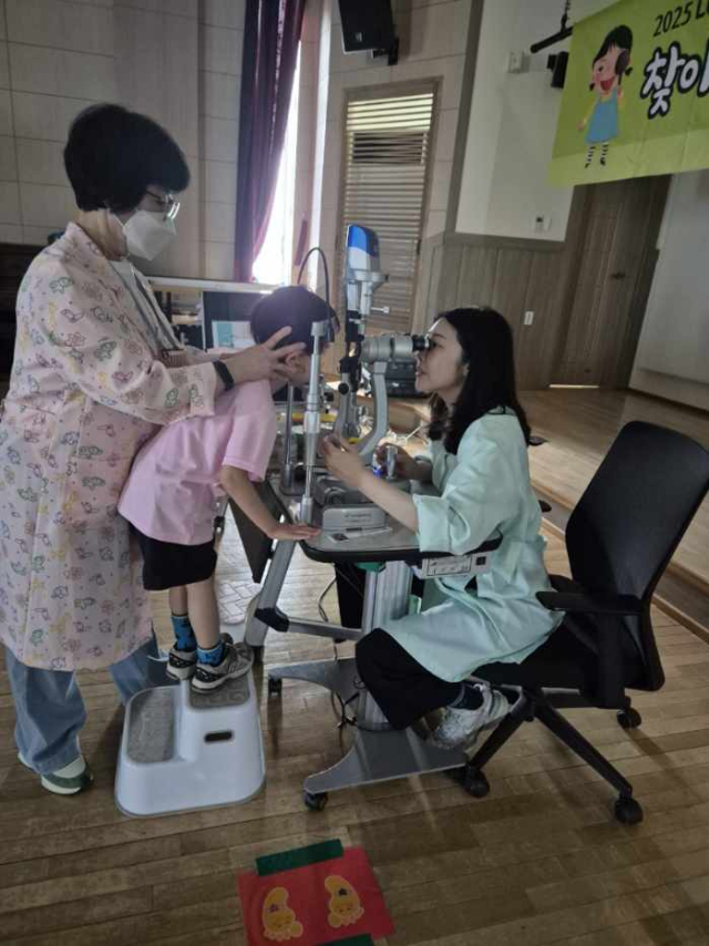 2일 영양군보건소가 지역 내 사전 신청한 어린이집과 유치원생을 대상으로 찾아가는 어린이 눈 건강검진을 시행하고 있다. 영양군 제공