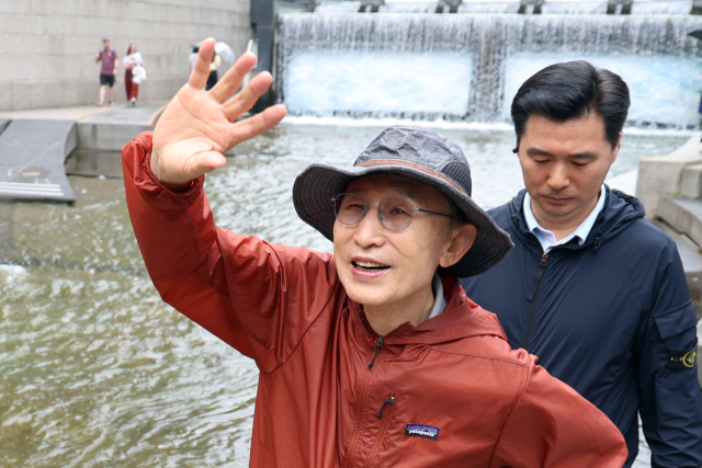 이명박 전 대통령이 청계천 복원 20주년을 맞아 2일 서울 종로구 청계천을 산책하며 시민들과 인사하고 있다. 연합뉴스
