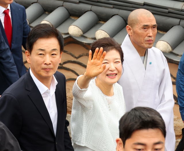 박근혜 전 대통령이 대선을 하루 앞둔 2일 오전 부산 금정구 범어사를 찾아 지지자들에게 인사하고 있다. 박근혜 전 대통령은 이날 부산·울산·경남(PK) 지역에서 공개 일정을 소화했다. 연합뉴스