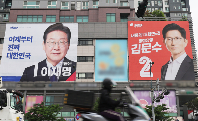제21대 대통령선거를 하루 앞둔 2일 경기도 의왕시 한 건물에 더불어민주당 이재명 후보와 국민의힘 김문수 후보 대형 현수막이 걸려 있다. 연합뉴스