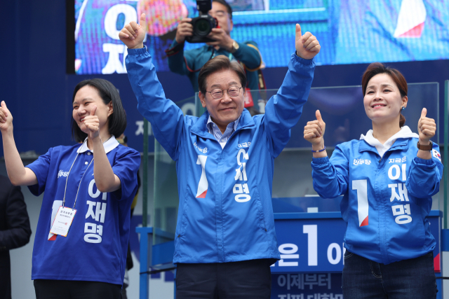 더불어민주당 이재명 대선 후보가 선거를 하루 앞둔 2일 경기 광명시 철산로데오광장에서 열린 유세에서 엄지를 들어 보이고 있다. 연합뉴스