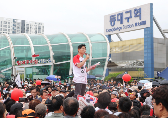 국민의힘 김문수 대선 후보가 제21대 대통령선거 선거일을 하루 앞둔 2일 동대구역 광장에서 시민들에게 지지를 호소하고 있다. 연합뉴스