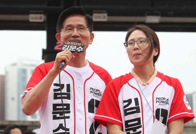 국민의힘 김문수 대선 후보가 제21대 대통령선거 선거일을 하루 앞둔 2일 동대구역 광장에서 딸 동주 씨와 함께 지지를 호소하고 있다. 연합뉴스