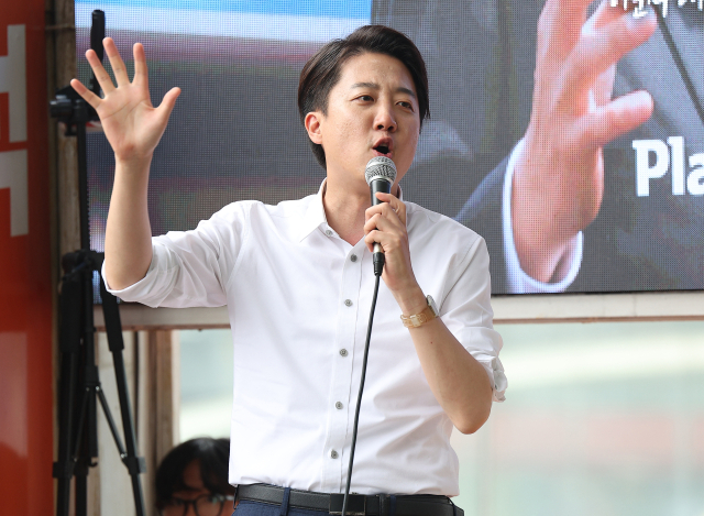 개혁신당 이준석 대선 후보가 2일 경북 경산시 영남대학교 앞에서 시민들에게 지지를 호소하고 있다. 연합뉴스
