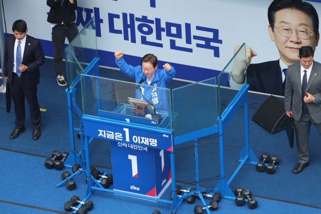 더불어민주당 이재명 대선 후보가 선거를 하루 앞둔 2일 경기 광명시 철산로데오광장에서 열린 유세에서 시민들에게 지지를 호소하고 있다. 연합뉴스