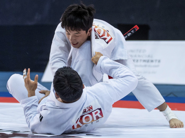 경일대 박재운(위쪽) 주짓수 선수의 모습. 경일대