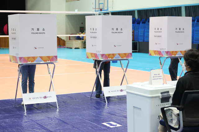 제21대 대통령 선거일인 3일 대구 수성구 대구여고 체육관에 마련된 범어1동 제2투표소에서 투표가 이뤄지고 있다. 연합뉴스