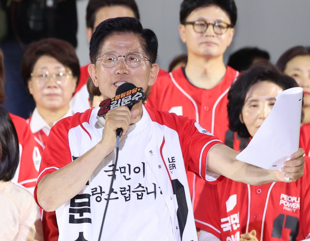 국민의힘 김문수 대선 후보가 2일 서울시청 앞 서울광장에서 열린 피날레 유세에서 지지를 호소하고 있다. 연합뉴스