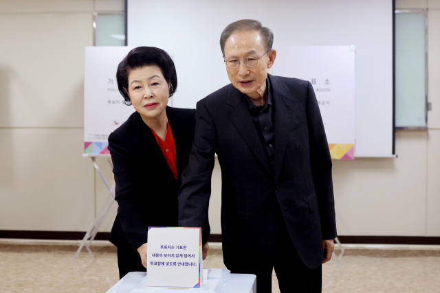 이명박 전 대통령과 부인 김윤옥 여사가 제21대 대통령선거 투표일인 3일 서울 강남구 국민연금공단 서울남부지역본부에 마련된 논현1동제3투표소에서 투표하고 있다. 연합뉴스