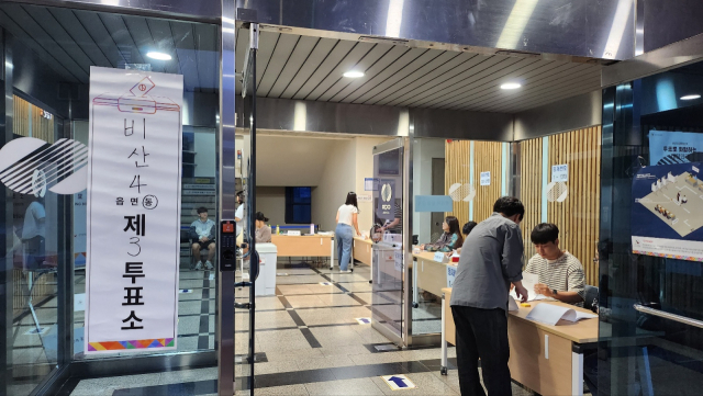 3일 오전 4시30분쯤 찾은 대구 서구 비산4동 제3투표소. 투표사무원들과 참관인들이 투표 시작을 앞두고 분주하게 움직이고 있다. 남정운 기자