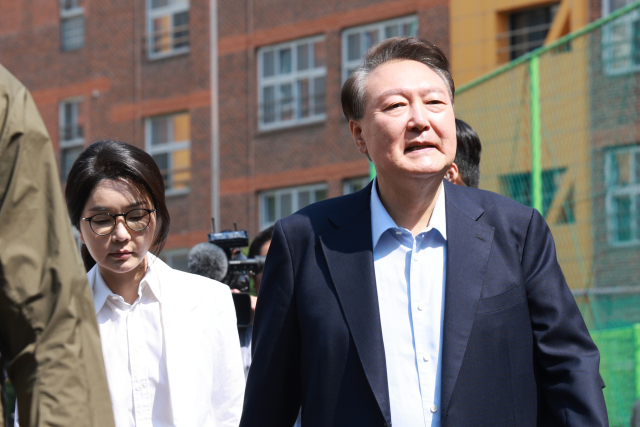 윤석열 전 대통령과 김건희 여사가 21대 대통령 선거일인 3일 서울 서초구 원명초등학교에 마련된 서초4동 제3투표소로 향하고 있다. 연합뉴스