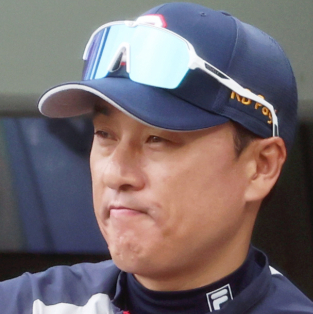 '국민타자' 이승엽 두산 감독, 성적 부진 자진 사퇴
