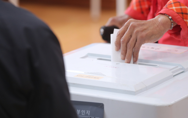 제21대 대통령선거 투표일인 3일 동해안 최북단 마을 강원 고성군 현내면 대진초등학교 명파분교에 마련된 현내면 제4투표소에서 유권자가 투표하고 있다. 연합뉴스