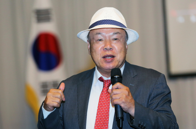 프로복싱 세계 챔피언 출신 홍수환 씨가 지난 2일 대구그랜드호텔에서 열린 매일 탑 리더스 아카데미 강연에서, 자신이 세계 프로권투 역사상 전무후무한 