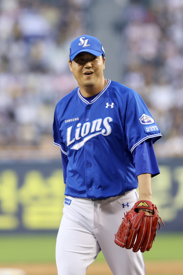 삼성 라이온즈의 김태훈이 1일 서울 잠실구장에서 열린 LG 트윈스와의 경기 8회말 상대 중심 타선을 모두 삼진으로 처리한 뒤 덕아웃으로 돌아가며 웃고 있다. 삼성 제공