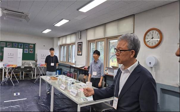 강동명 대구시선거관리위원회 위원장이 선거일 오전에 서구 상중이동제2투표소(경덕여고)를 방문하여 투표진행 상황을 직접 점검하고 있다. 대구선관위 제공