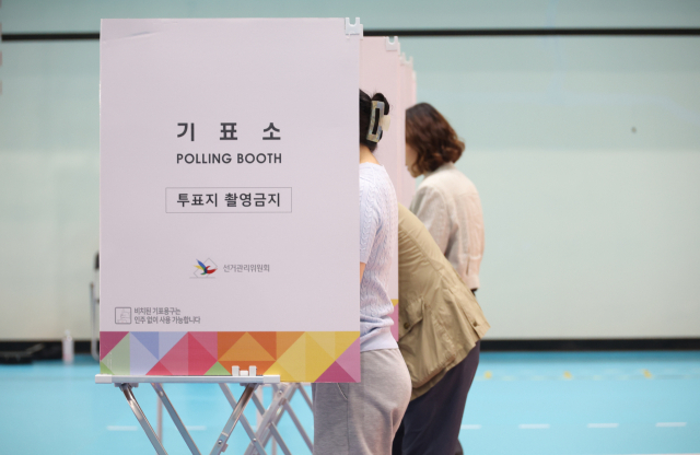 제21대 대통령 선거일인 3일 대구 수성구 대구여고 체육관에 마련된 범어1동 제2투표소에서 투표가 이뤄지고 있다. 연합뉴스
