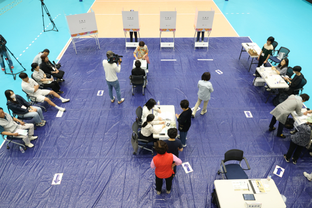 제21대 대통령 선거일인 3일 대구 수성구 대구여고 체육관에 마련된 범어1동 제2투표소에서 투표가 이뤄지고 있다. 연합뉴스