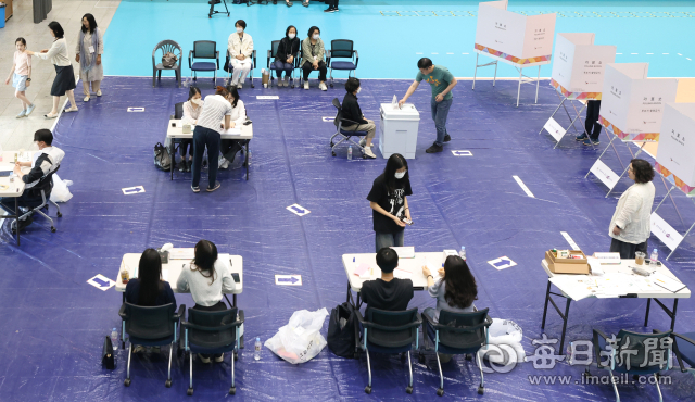 제21대 대통령 선거일인 3일 대구 수성구 대구여자고등학교 체육관에 마련된 투표소에서 유권자가 투표를 하고 있다. 안성완 기자 asw0727@imaeil.com