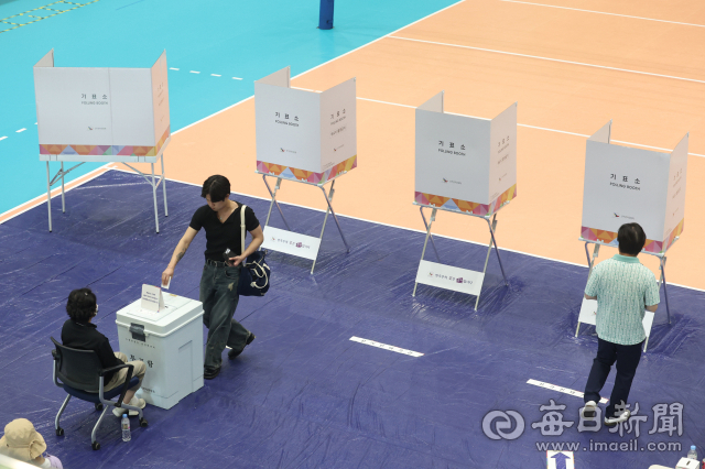 제21대 대통령 선거일인 3일 대구 수성구 대구여자고등학교 체육관에 마련된 투표소에서 유권자가 투표를 하고 있다. 안성완 기자 asw0727@imaeil.com